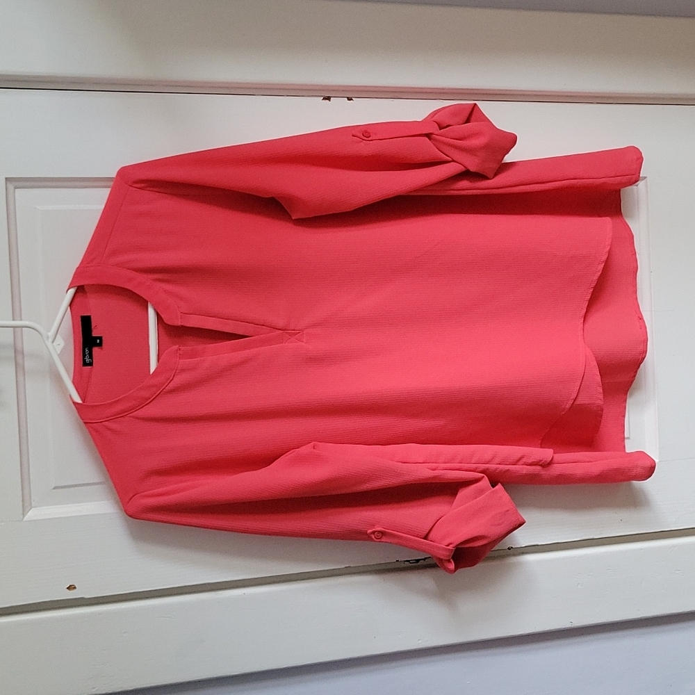 Gibson crepe, split v-neck 3/4 roll tab sleeve top